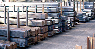 第三材料ヤード山形鋼・溝形鋼を中心に常時200トン在庫しております。